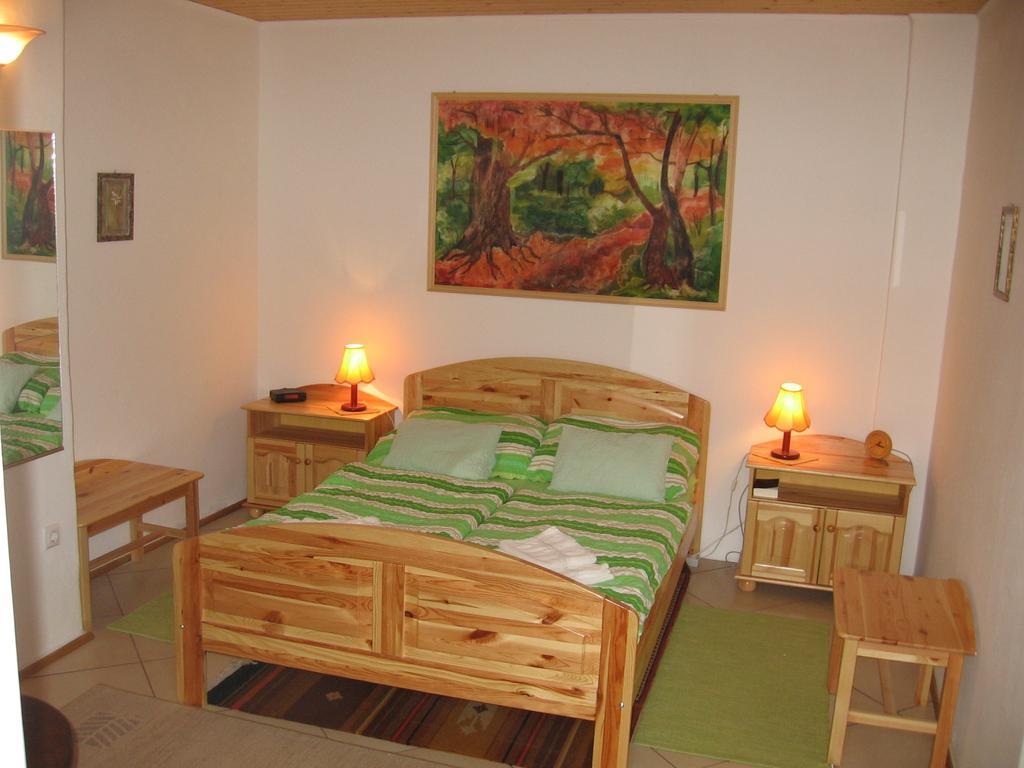 Családi Vendégház Eger Habitación foto